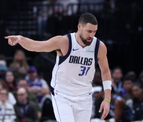 虎扑球迷-还有这一手！克莱快攻面对防守选择脑后骚气传球 凯利轻松吃饼